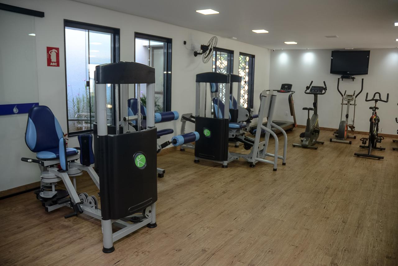 Academia com equipamentos de musculação